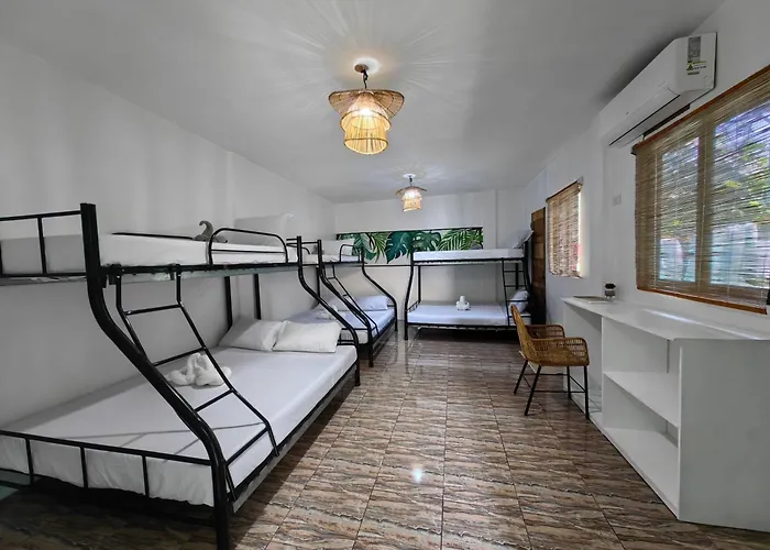 5r Tourist & Restaurant Hotel Pooc